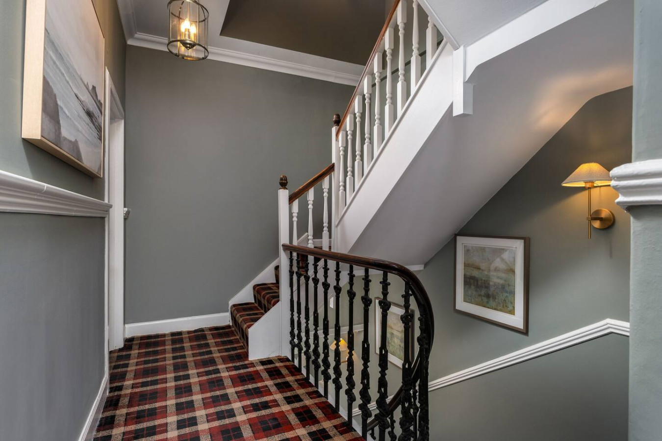 The Schiehallion Studio at Munro Guest House in 14 Princes Street, Stirling, FK81HQ - Property image 16 - VivreStays
