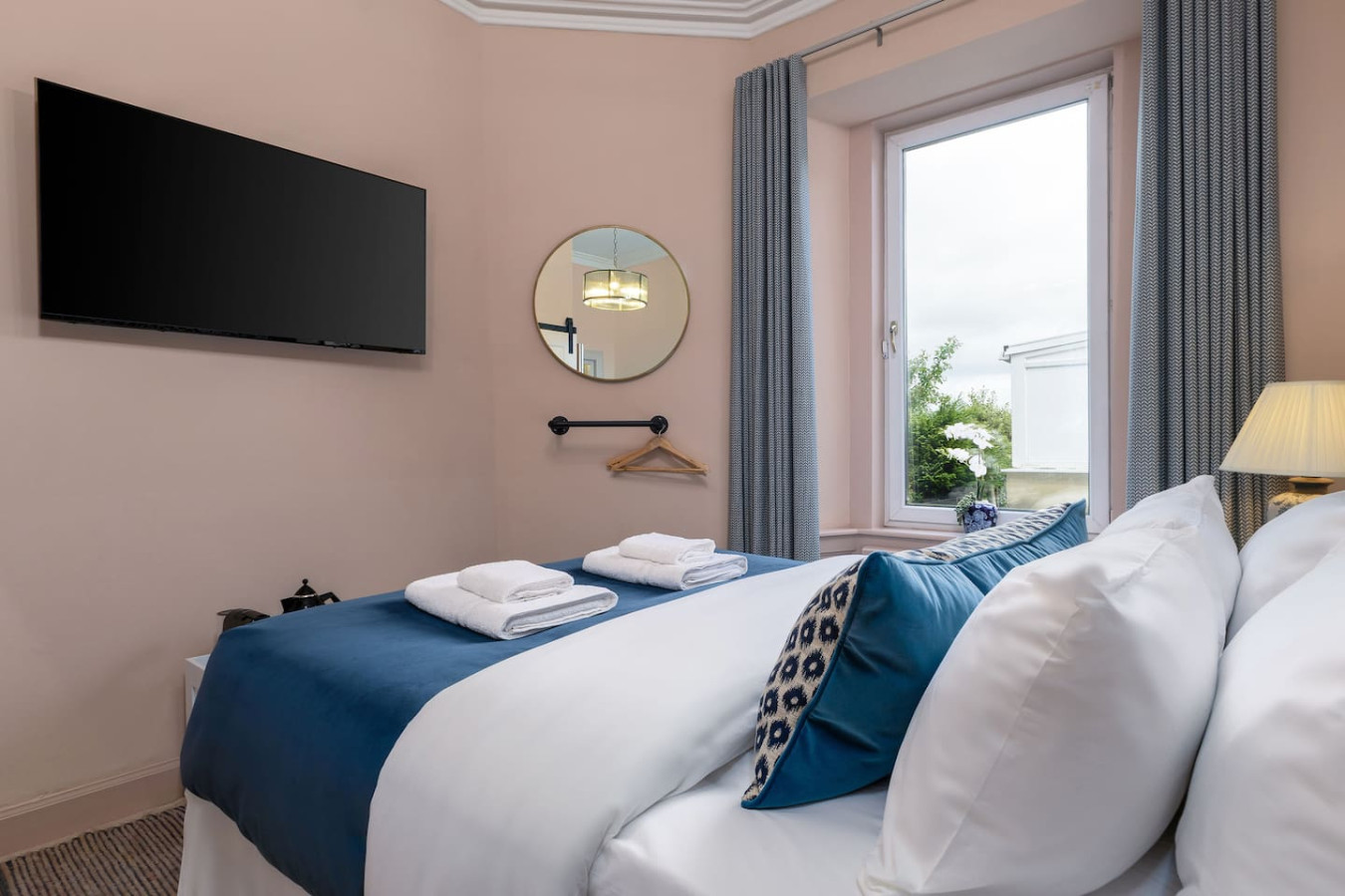 Macdui & Corrie Apartment at Munro Guest House in 14 Princes Street, Stirling, FK81HQ - Property image 28 - VivreStays