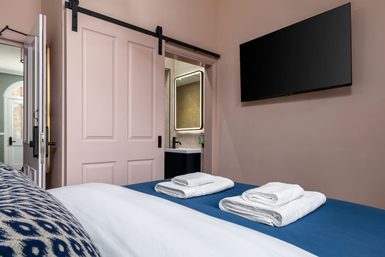 Macdui & Corrie Apartment at Munro Guest House in 14 Princes Street, Stirling, FK81HQ - Property image 32 - VivreStays