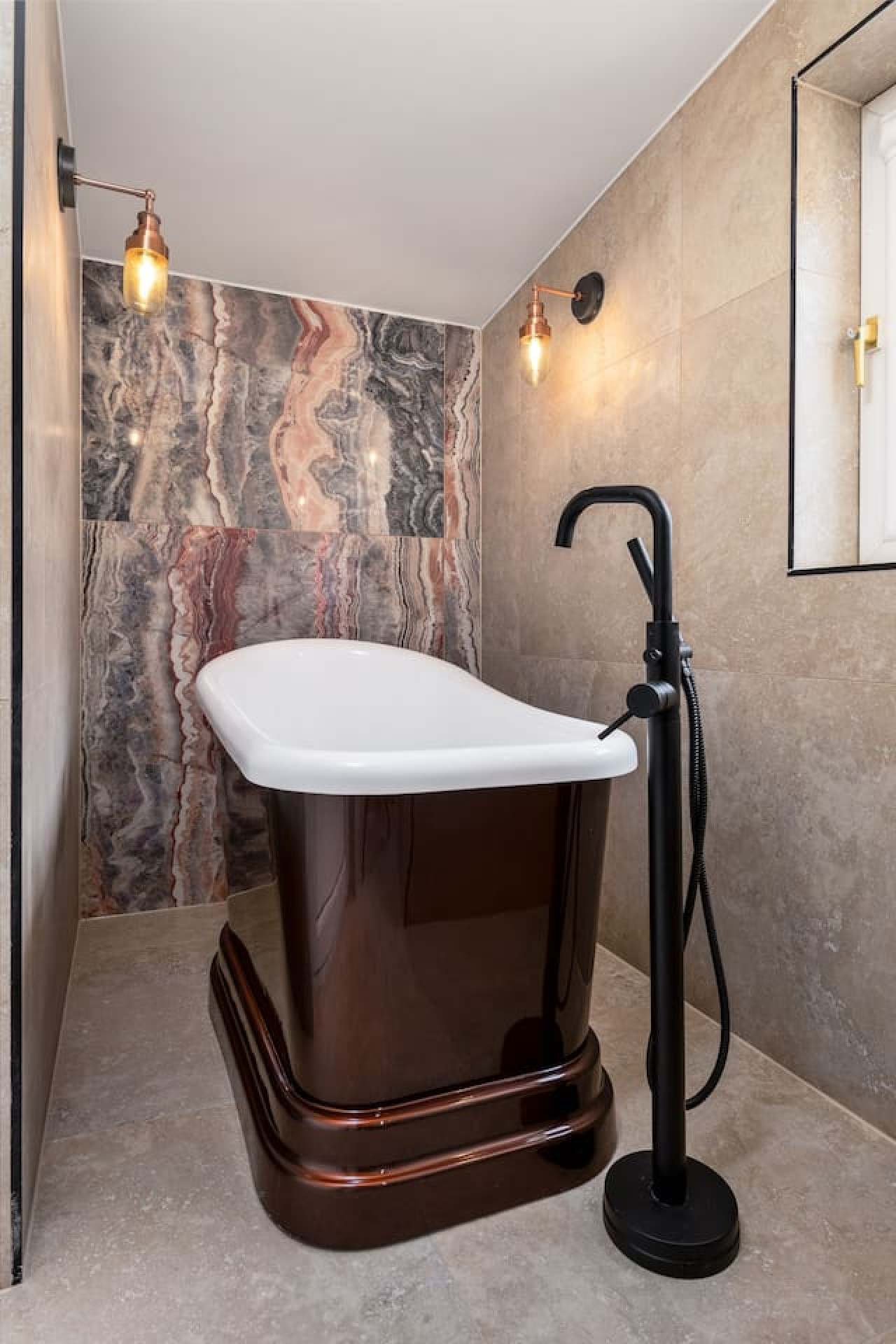 Macdui & Corrie Apartment at Munro Guest House in 14 Princes Street, Stirling, FK81HQ - Property image 2 - VivreStays
