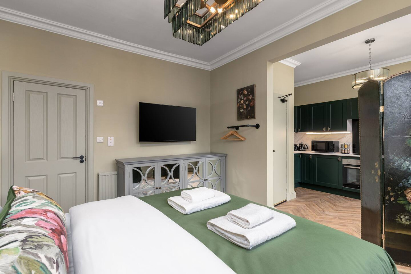 The Dumyat Studio at Munro Guest in 14 Princes Street, Stirling, FK81HQ - Property image 9 - VivreStays