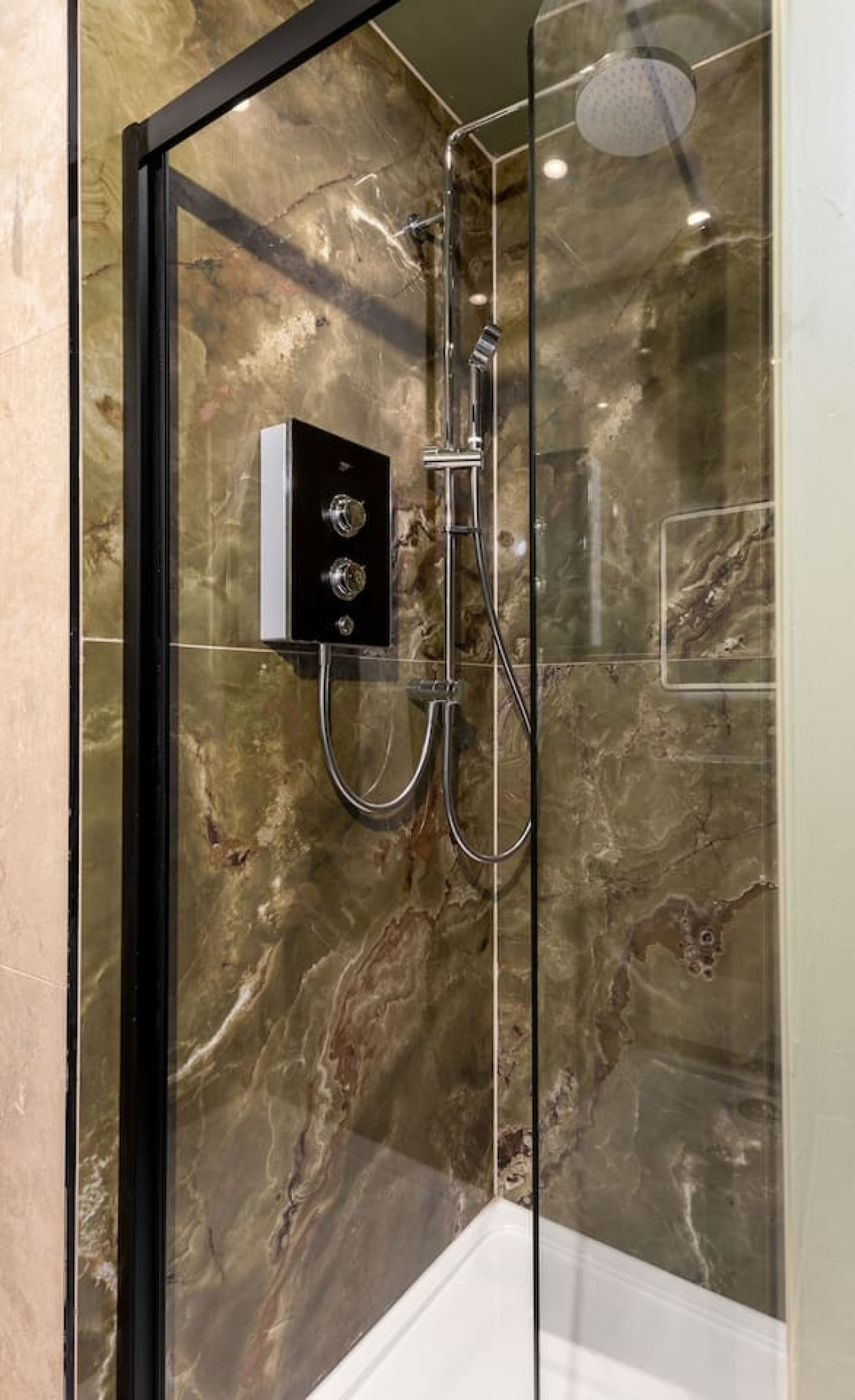 The Dumyat Studio at Munro Guest in 14 Princes Street, Stirling, FK81HQ - Property image 3 - VivreStays