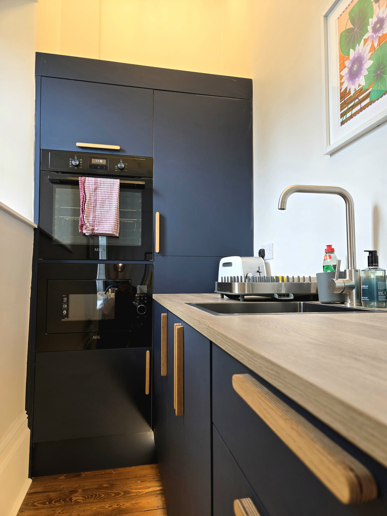 Stirling Retreat - Quirky Décor, Fireplace & Charm in 10 Pitt Terrace, Flat B, Stirling, FK82EZ - Property image 48 - VivreStays