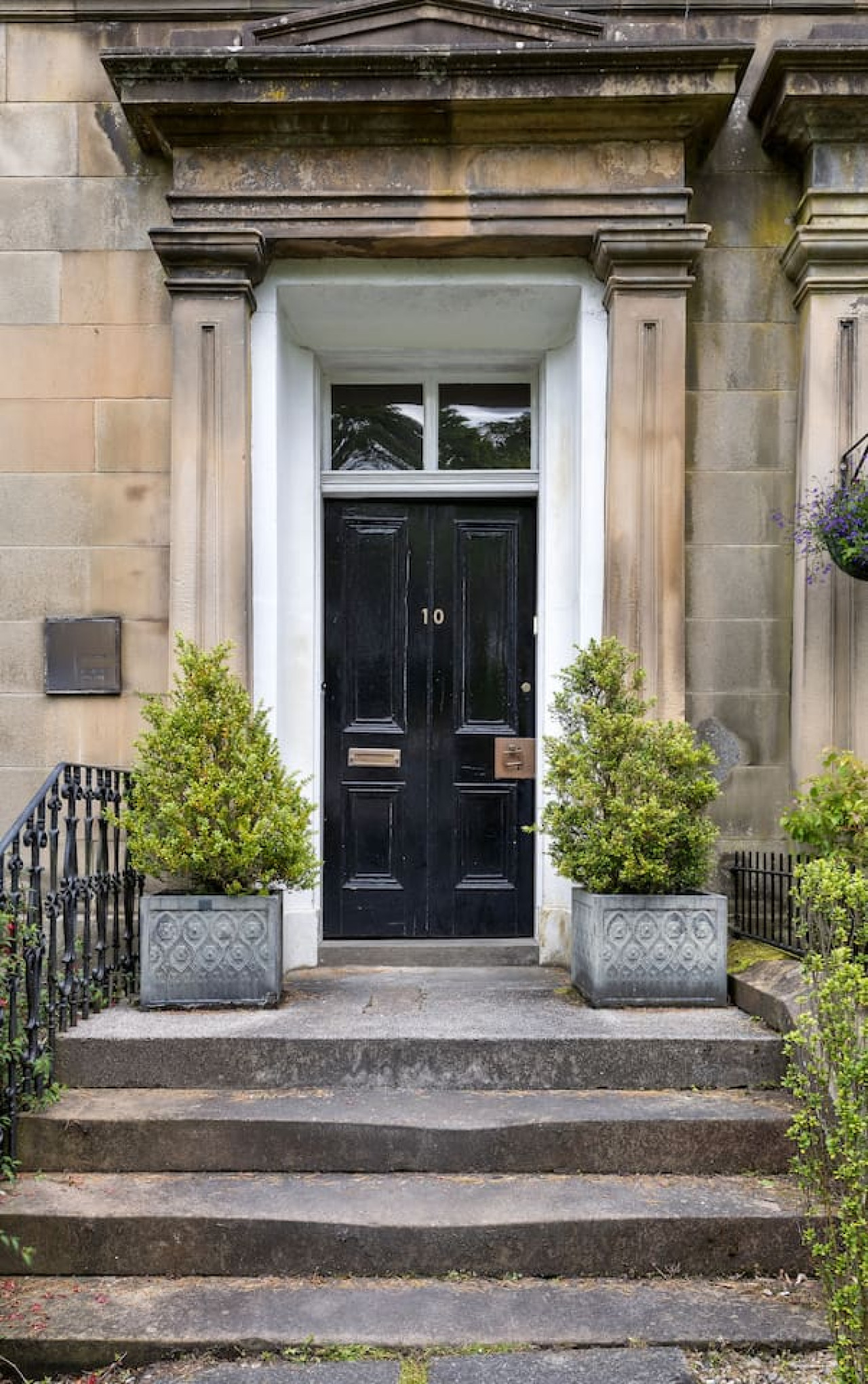 Stirling Retreat - Quirky Décor, Fireplace & Charm in 10 Pitt Terrace, Flat B, Stirling, FK82EZ - Property image 58 - VivreStays
