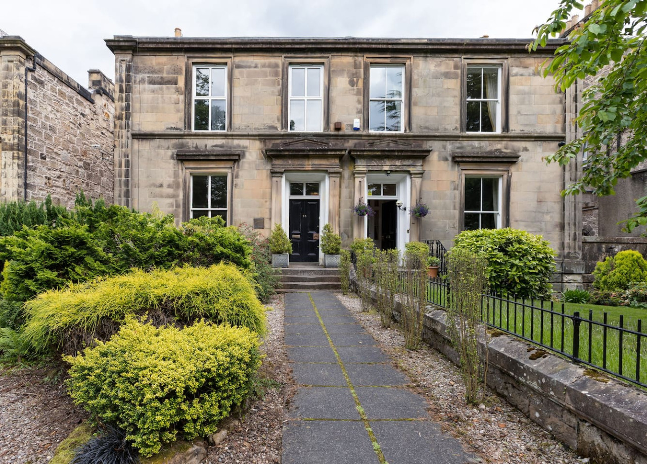 Stirling Retreat - Quirky Décor, Fireplace & Charm in 10 Pitt Terrace, Flat B, Stirling, FK82EZ - Property image 59 - VivreStays
