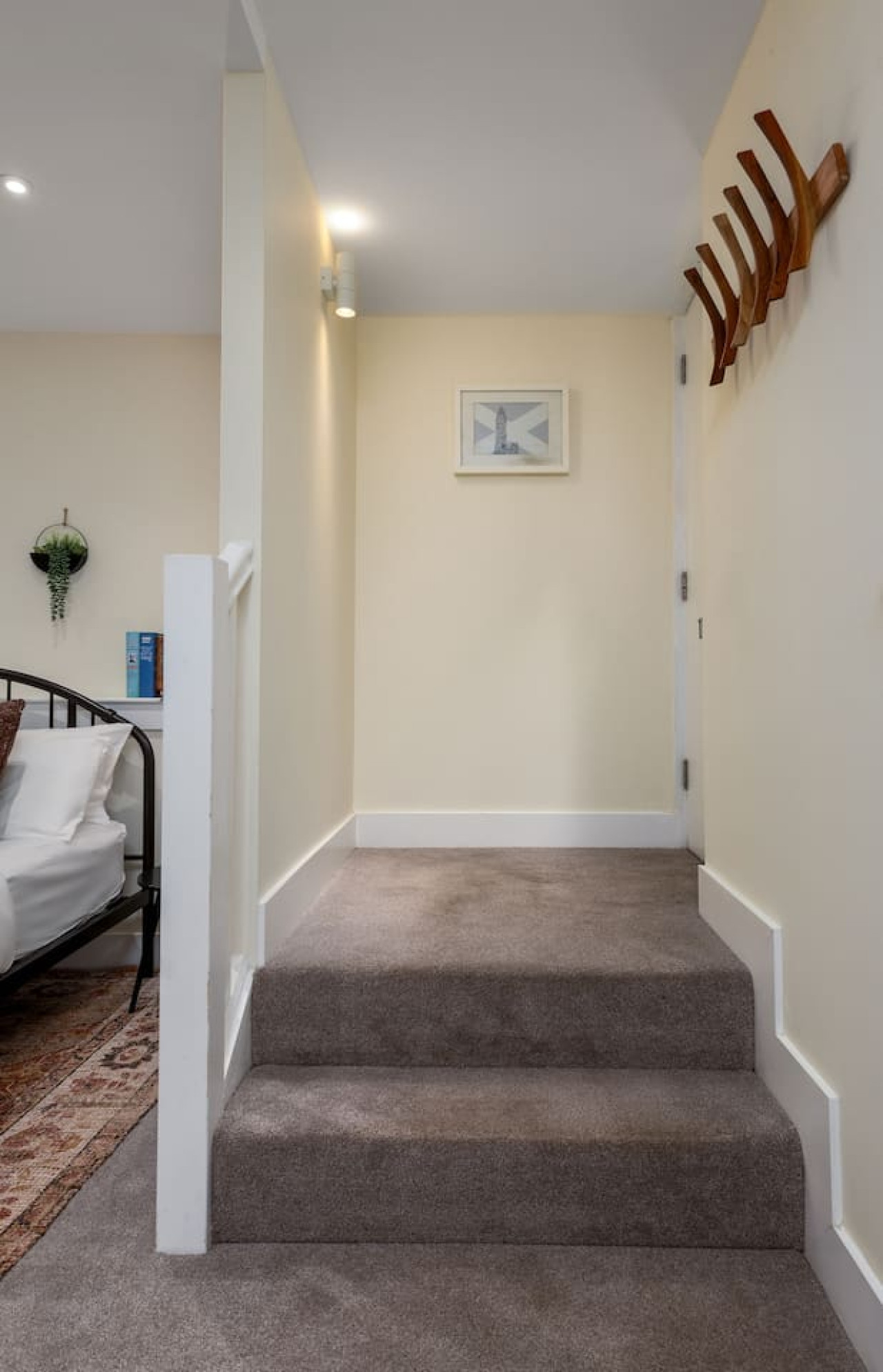 Stirling's Hidden & Tranquil Studio Apartment in 14F Upper Craigs, Stirling, FK8 2DG - Property image 25 - VivreStays
