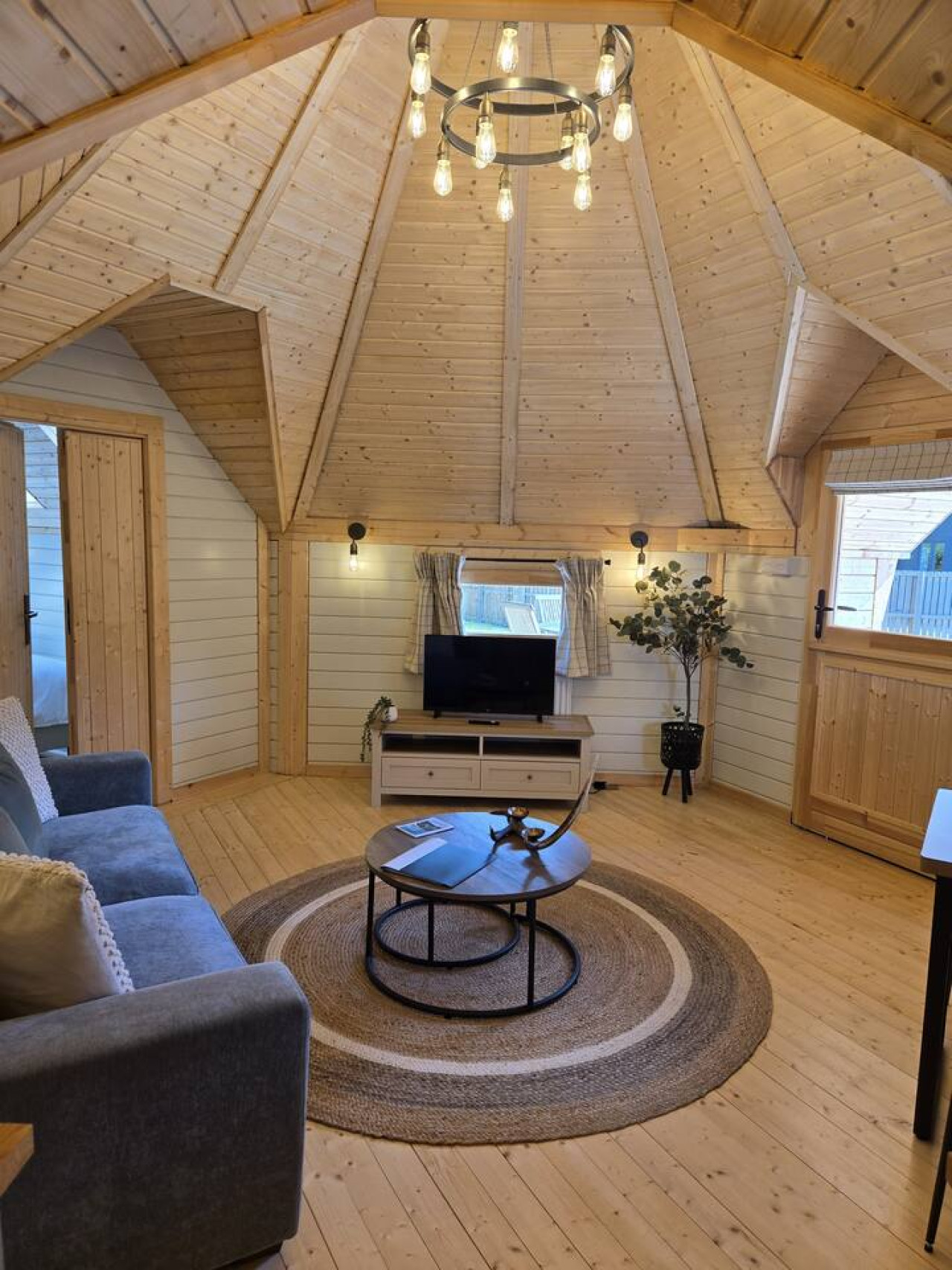 Hatton Lodge Annex - Hot Tub & Garden in Lower Hatton Hatton Grange - Property image 14 - VivreStays