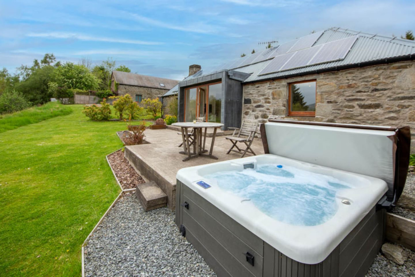 Sam's Cottage with Loch Tay Vistas & Hot Tub
