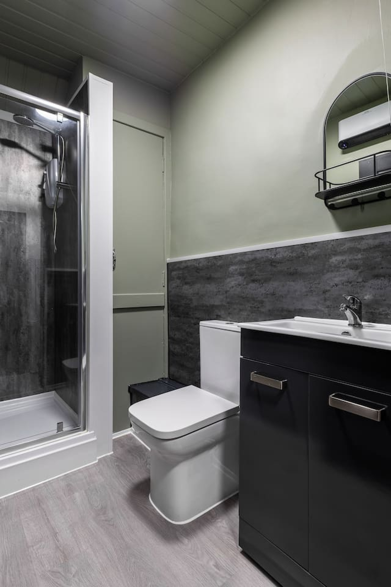 Caledonia Suite by The Wallace Monument in 9A Causewayhead Road, Stirling, FK95EG - Property image 5 - VivreStays