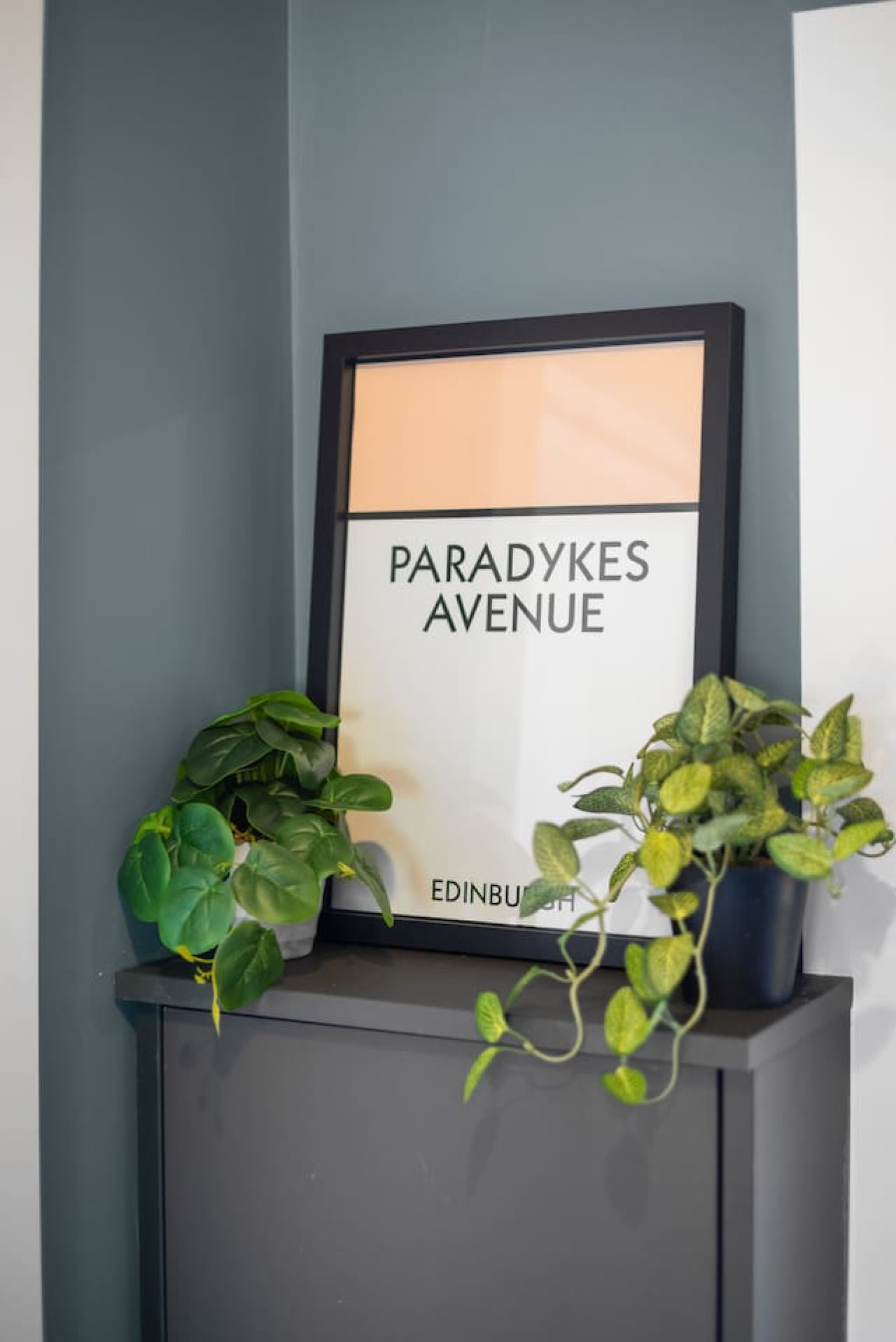 Paradykes House - Free Parking & Garden in 21 Paradykes Avenue, EH20 9LB - Property image 38 - VivreStays