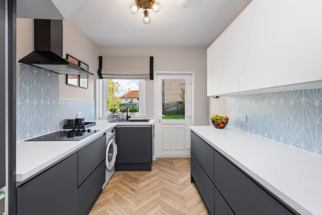 Paradykes House - Free Parking & Garden in 21 Paradykes Avenue, EH20 9LB - Property image 24 - VivreStays