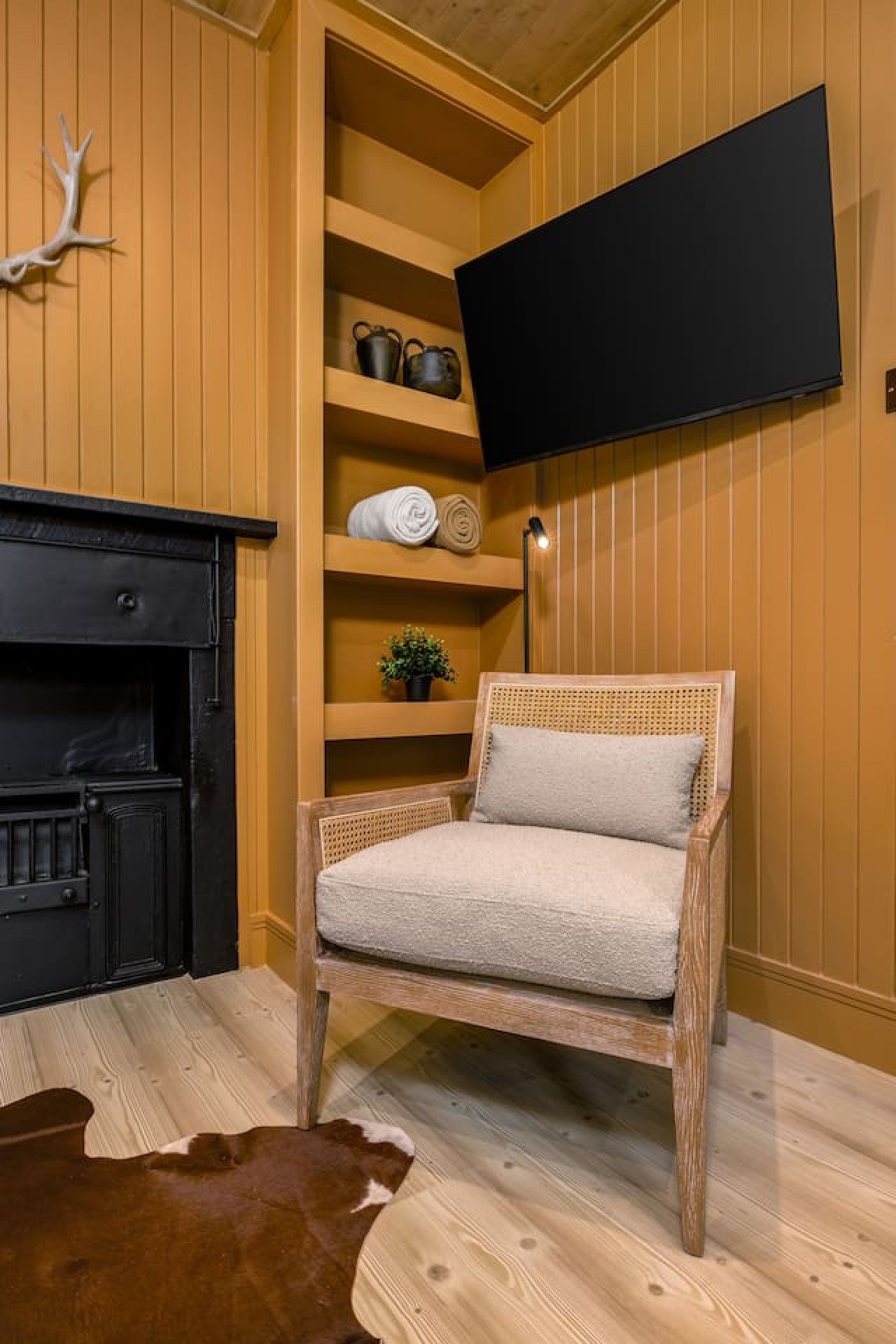 Stirling Tranquility: Scottish-Scandi Hideaway in 81B Port Street, FK82ER - Property image 16 - VivreStays