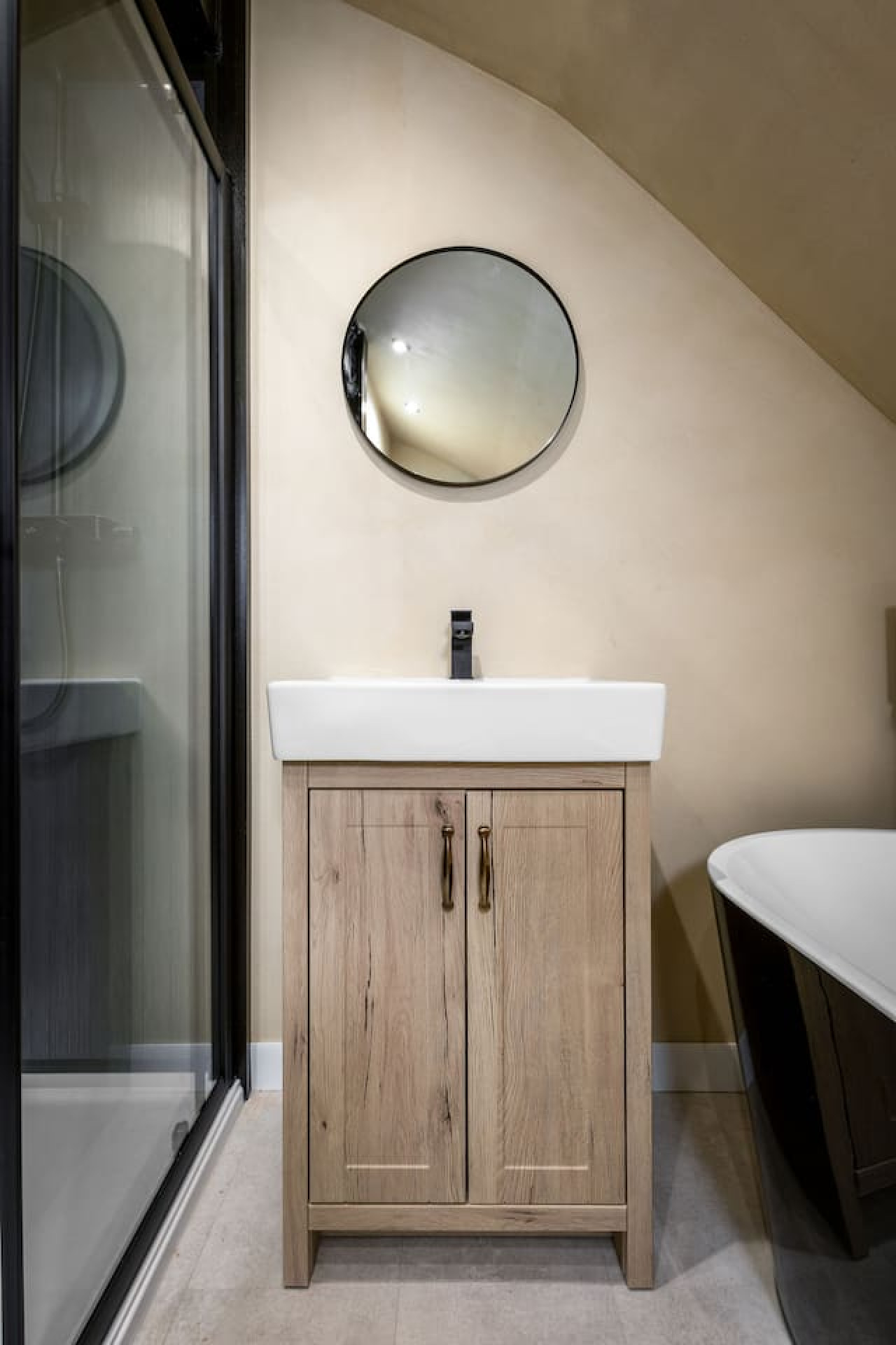 Highland Retreat: Modern Scottish-Scandi Hideaway in 81A Port Street, FK82ER - Property image 8 - VivreStays