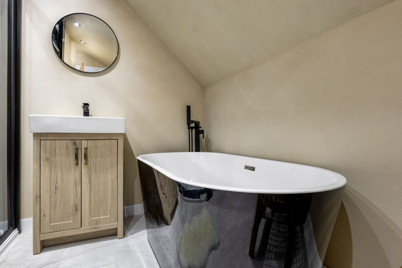 Highland Retreat: Modern Scottish-Scandi Hideaway in 81A Port Street, FK82ER - Property image 4 - VivreStays