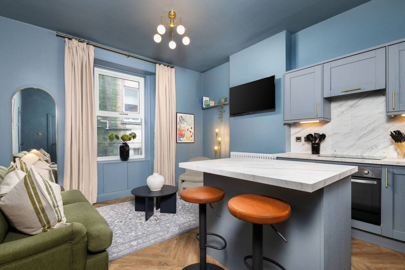 Modern 1-Bed Retreat by Stirling Train Station serviced apartment - UK - VivreStays
