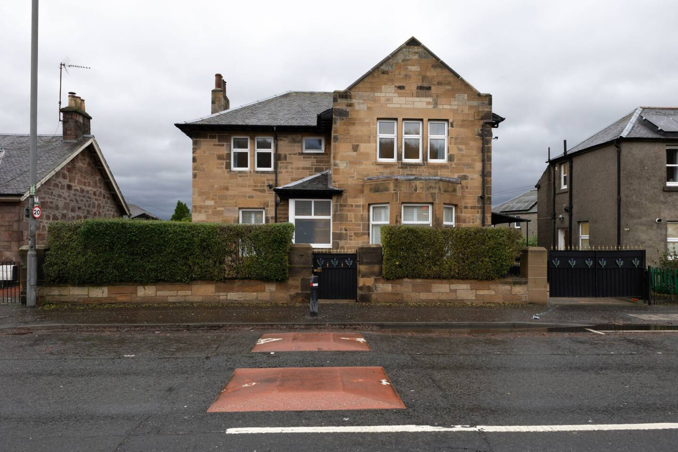 Stirling Edwardian House: Fireplace/Garden/Parking in 10 Drip Road FK81RA - Property image 79 - VivreStays