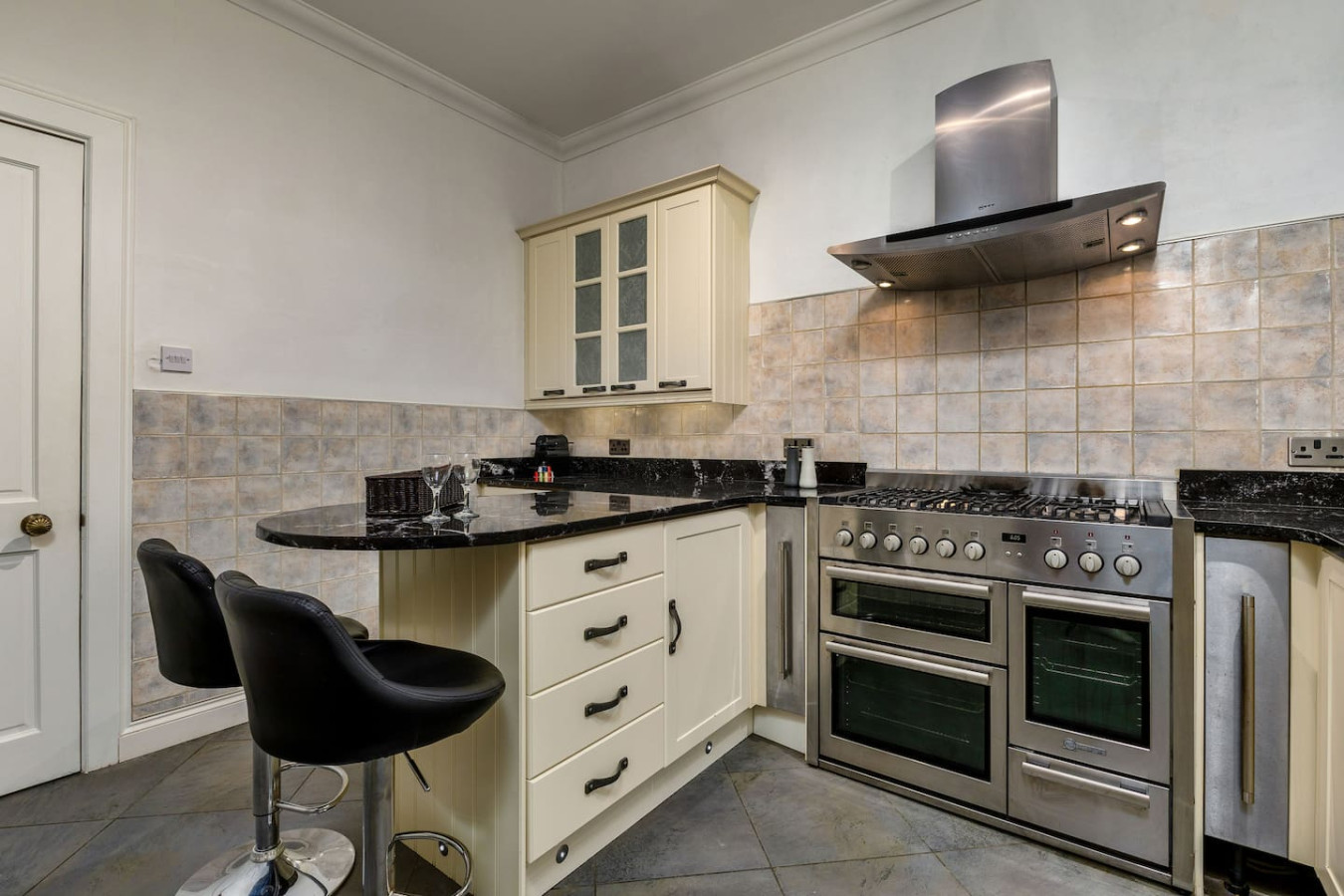 Stirling Edwardian House: Fireplace/Garden/Parking in 10 Drip Road FK81RA - Property image 3 - VivreStays