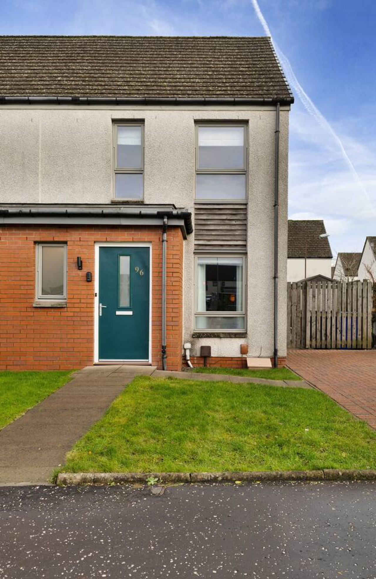 Modern 2-Bed Stirling House | Driveway Parking in 96 Raploch Road, FK81RS - Property image 26 - VivreStays
