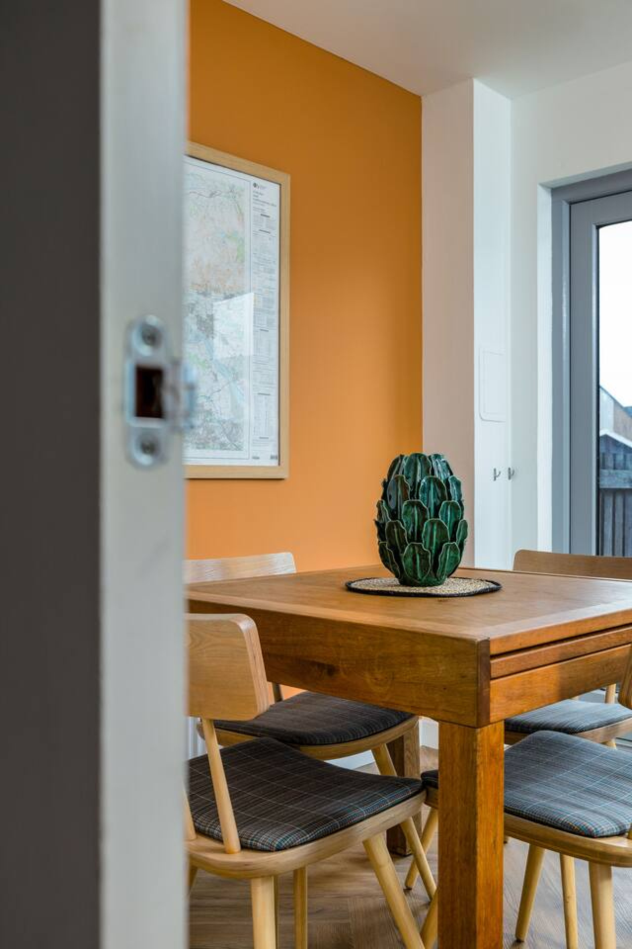 Modern 2-Bed Stirling House | Driveway Parking in 96 Raploch Road, FK81RS - Property image 17 - VivreStays