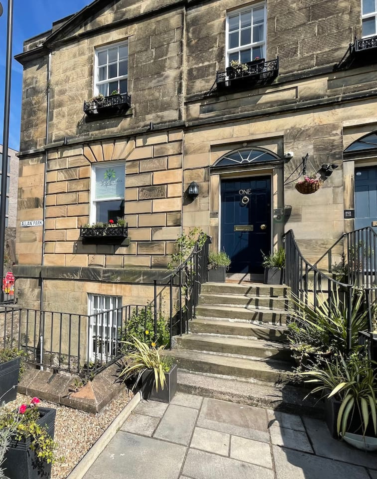 3-Bed Georgian Townhouse Next to Wellbeing Clinic in 1A Allan Park, Stirling FK8 2QG - Property image 42 - VivreStays