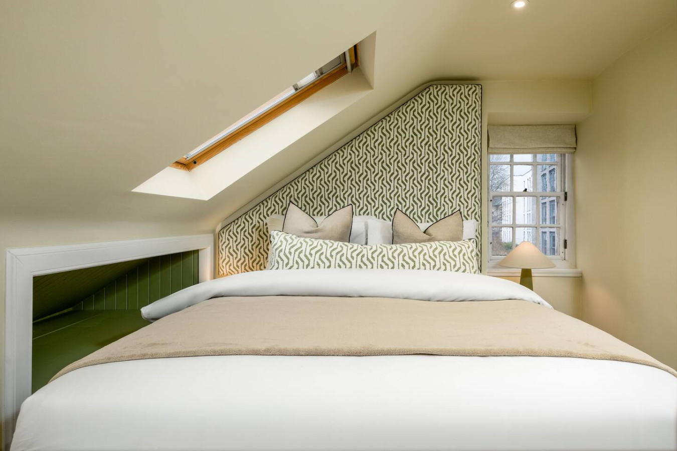 3-Bed Georgian Townhouse Next to Wellbeing Clinic in 1A Allan Park, Stirling FK8 2QG - Property image 15 - VivreStays