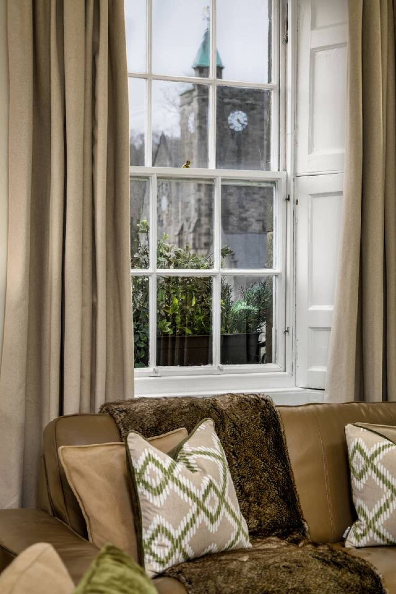 3-Bed Georgian Townhouse Next to Wellbeing Clinic in 1A Allan Park, Stirling FK8 2QG - Property image 25 - VivreStays