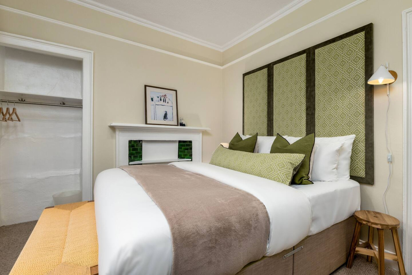 3-Bed Georgian Townhouse Next to Wellbeing Clinic in 1A Allan Park, Stirling FK8 2QG - Property image 3 - VivreStays