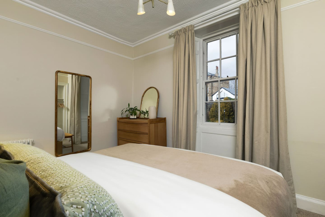 3-Bed Georgian Townhouse Next to Wellbeing Clinic in 1A Allan Park, Stirling FK8 2QG - Property image 18 - VivreStays