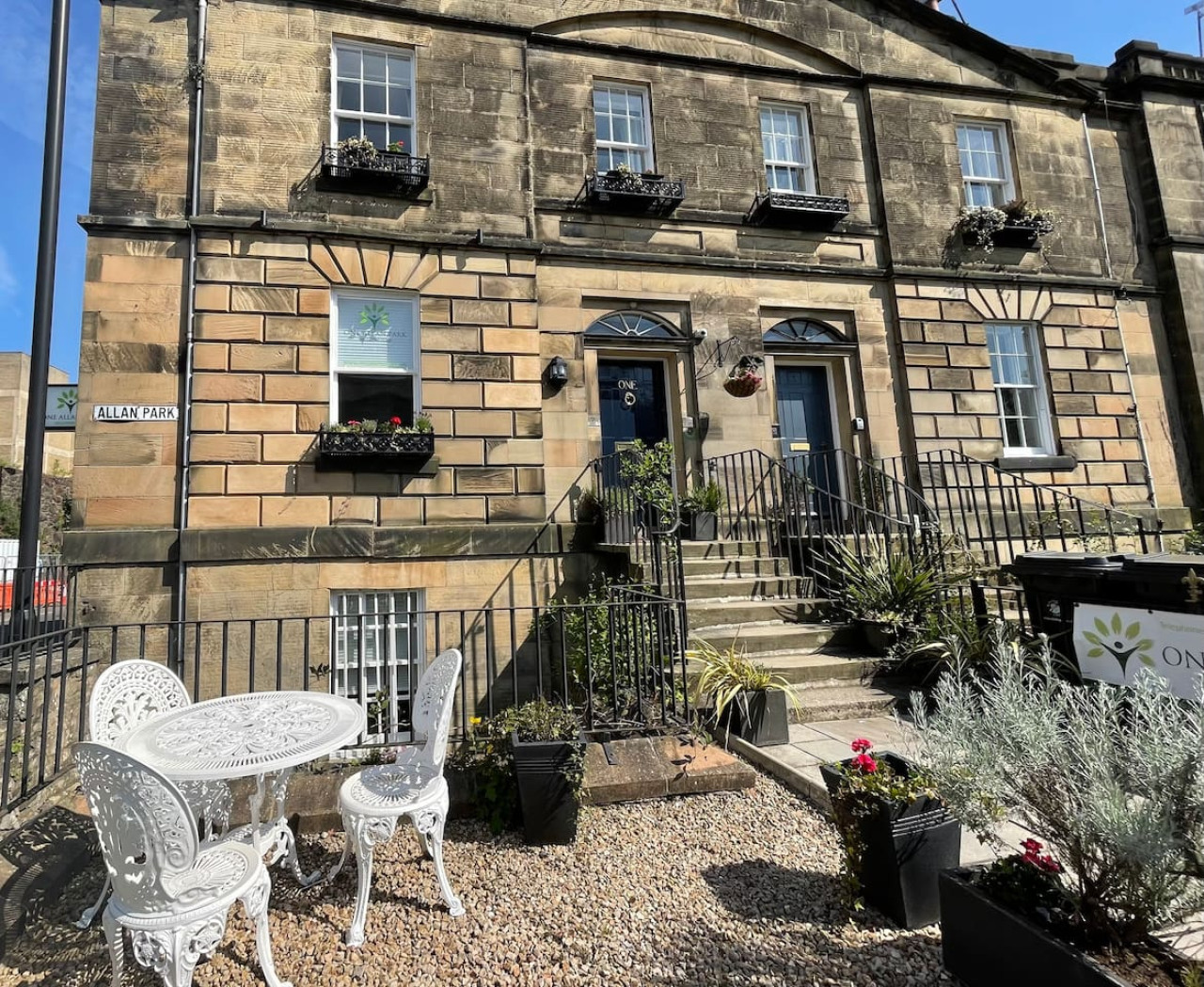 3-Bed Georgian Townhouse Next to Wellbeing Clinic in 1A Allan Park, Stirling FK8 2QG - Property image 40 - VivreStays