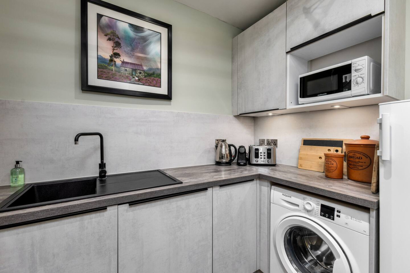 3-Bed Georgian Townhouse Next to Wellbeing Clinic in 1A Allan Park, Stirling FK8 2QG - Property image 52 - VivreStays