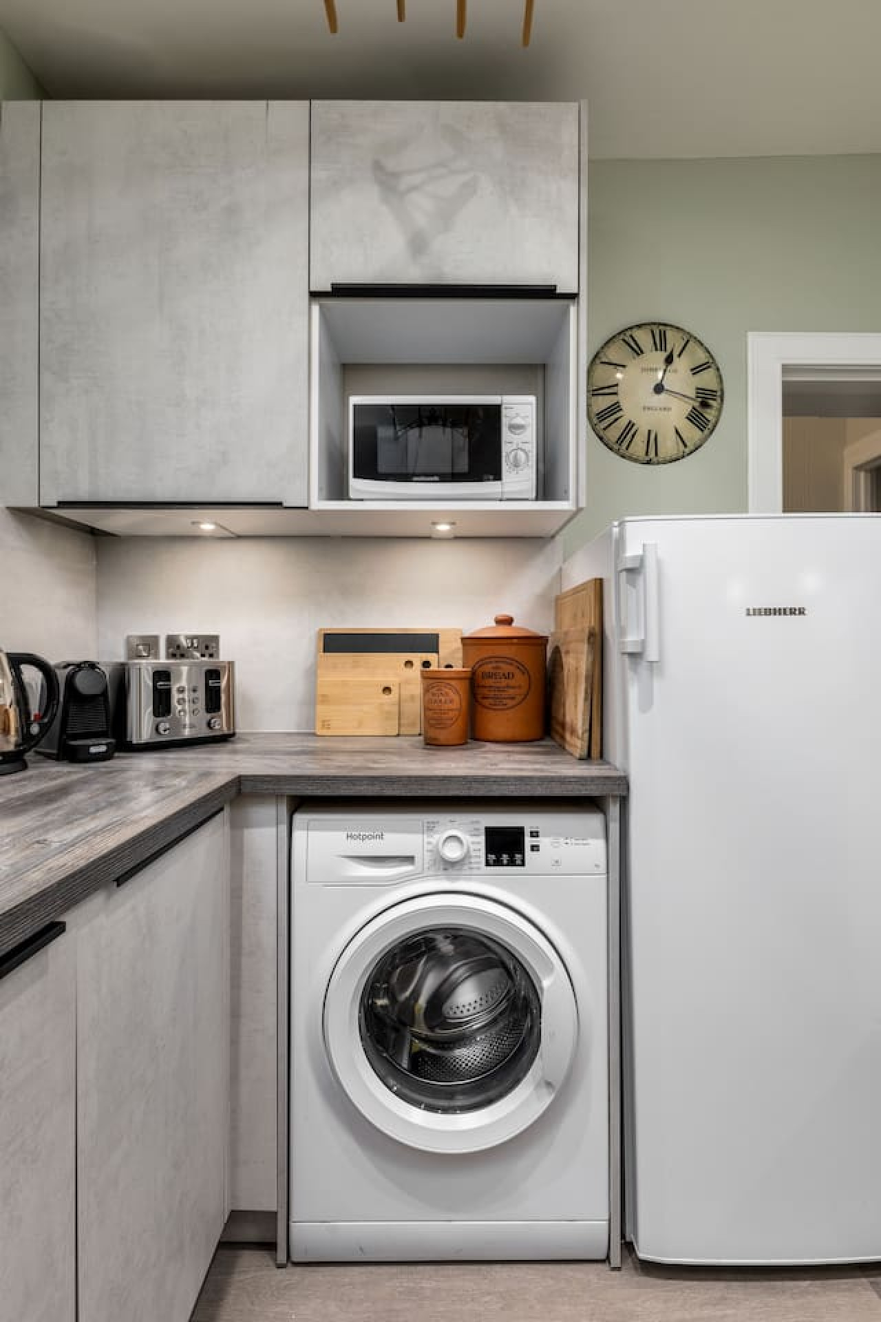 3-Bed Georgian Townhouse Next to Wellbeing Clinic in 1A Allan Park, Stirling FK8 2QG - Property image 55 - VivreStays