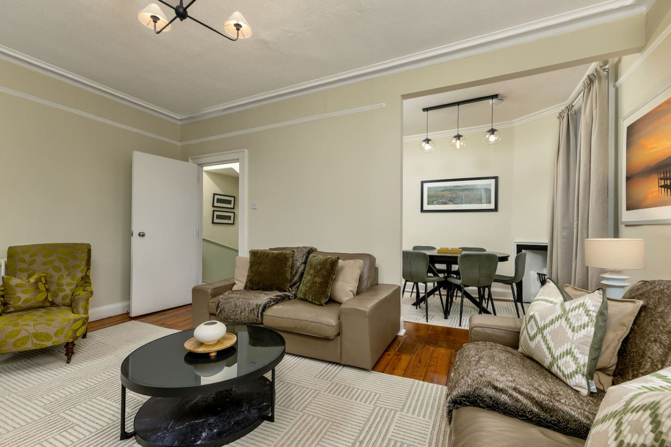 3-Bed Georgian Townhouse Next to Wellbeing Clinic in 1A Allan Park, Stirling FK8 2QG - Property image 8 - VivreStays