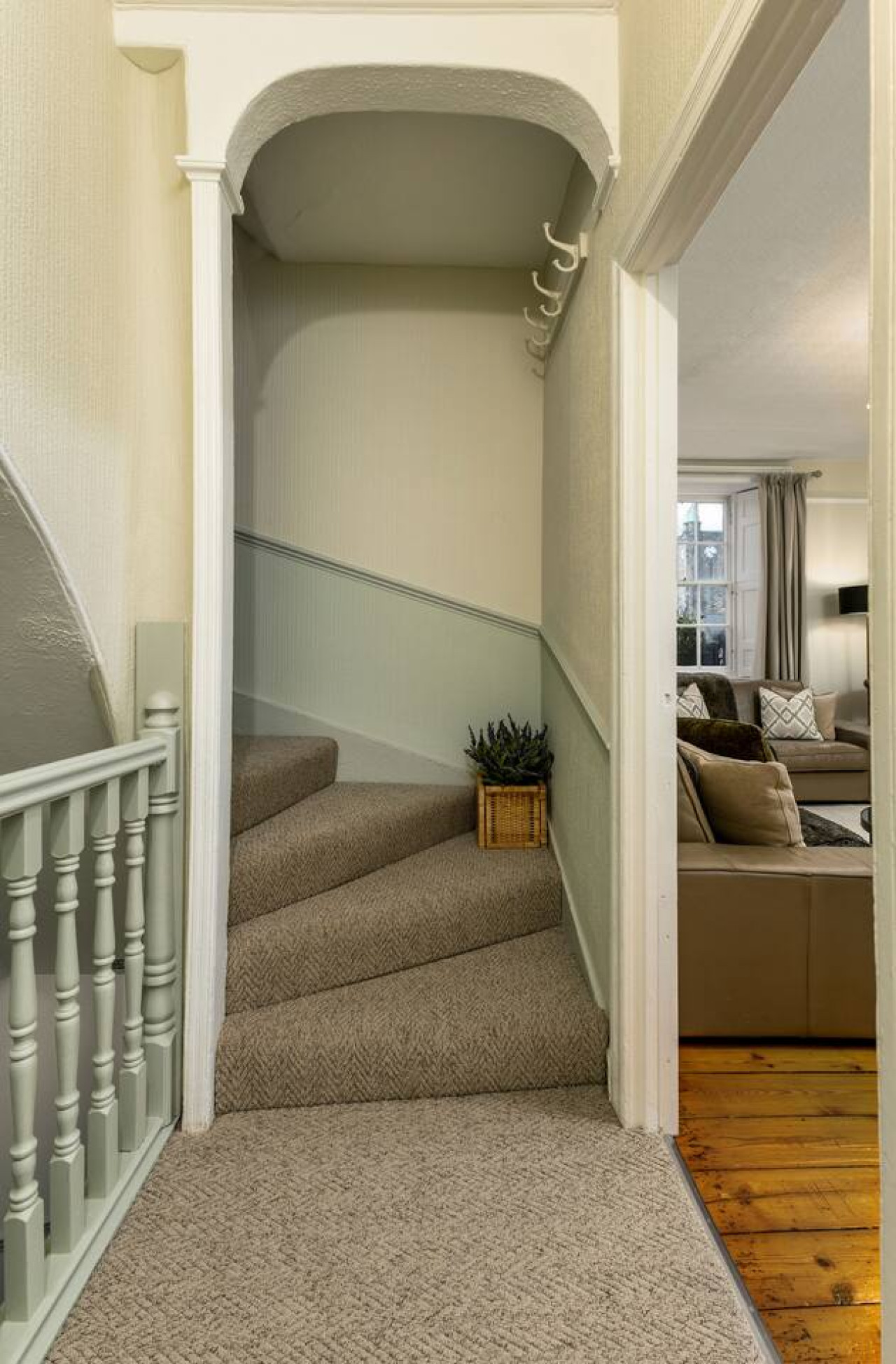 3-Bed Georgian Townhouse Next to Wellbeing Clinic in 1A Allan Park, Stirling FK8 2QG - Property image 49 - VivreStays