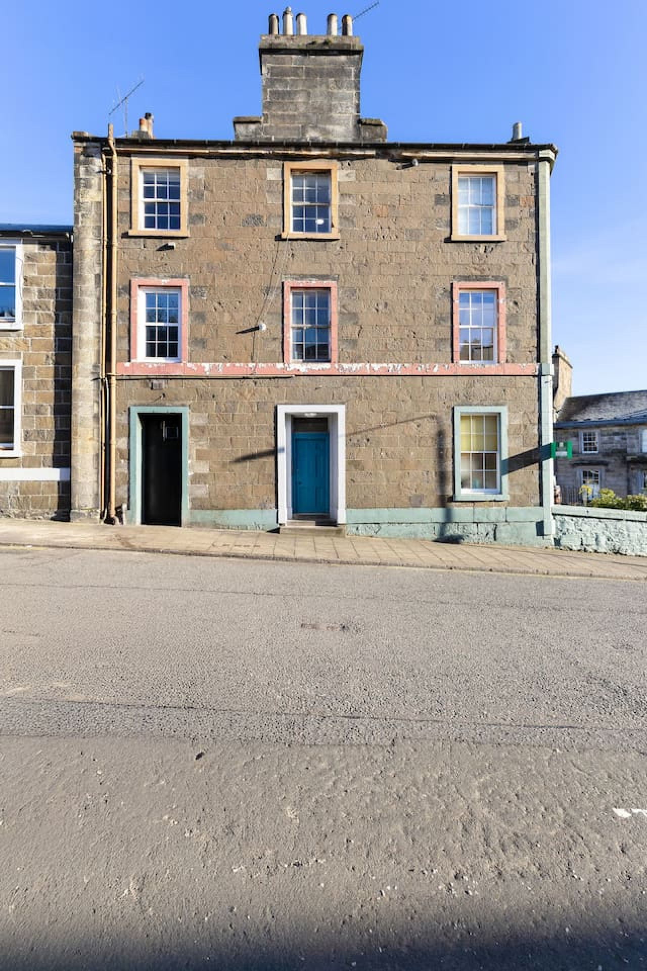 Elegant 3-Bed Flat | Near Free Parking & Hill View in 4C Queen Street. FK8 1HN - Property image 48 - VivreStays