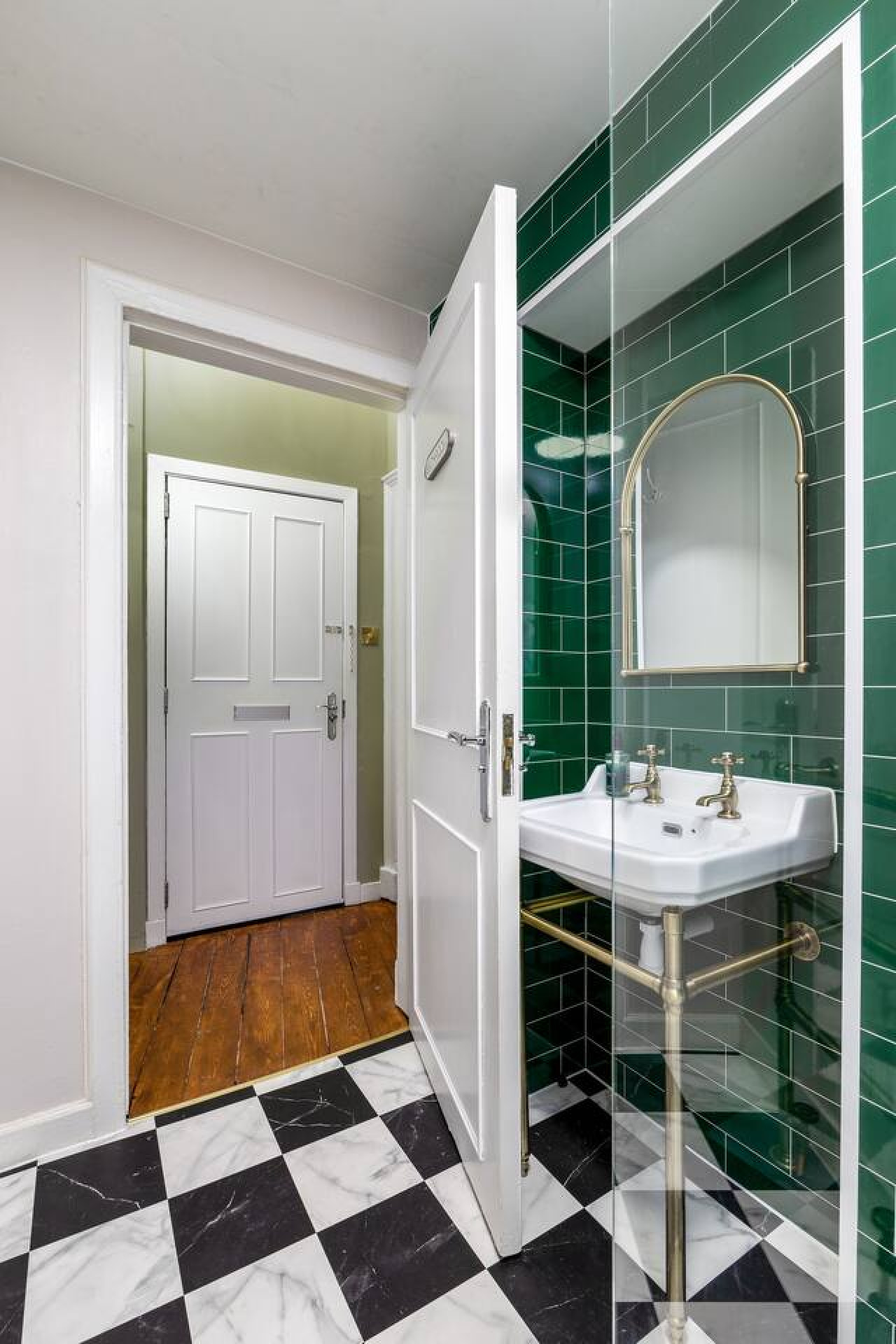 Elegant 3-Bed Flat | Near Free Parking & Hill View in 4C Queen Street. FK8 1HN - Property image 16 - VivreStays