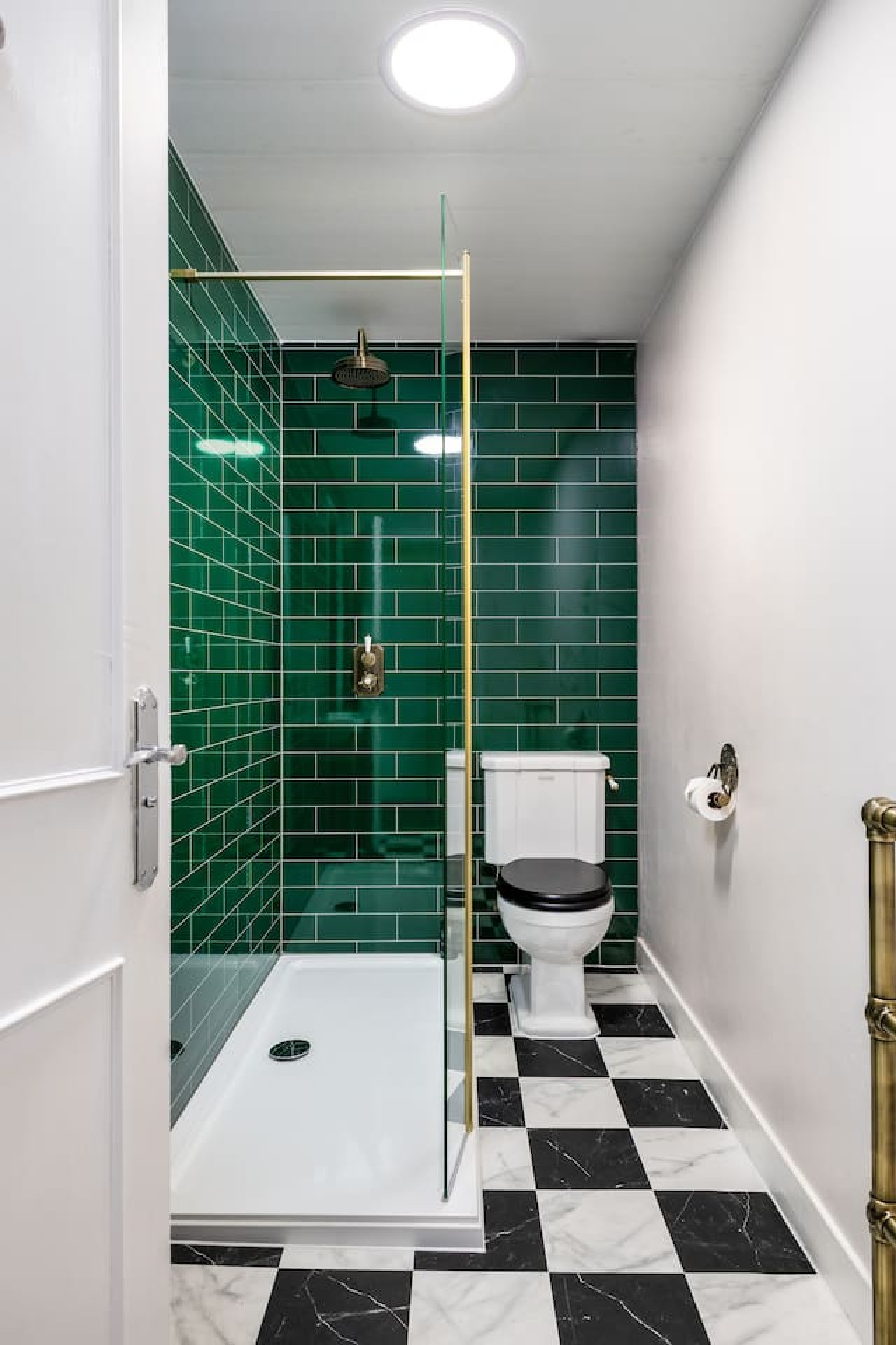 Elegant 3-Bed Flat | Near Free Parking & Hill View in 4C Queen Street. FK8 1HN - Property image 3 - VivreStays