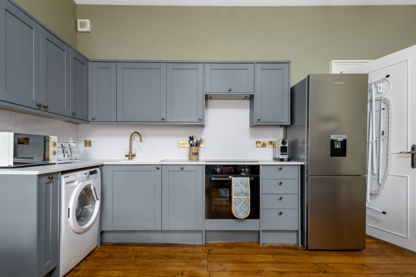 Elegant 3-Bed Flat | Near Free Parking & Hill View in 4C Queen Street. FK8 1HN - Property image 2 - VivreStays