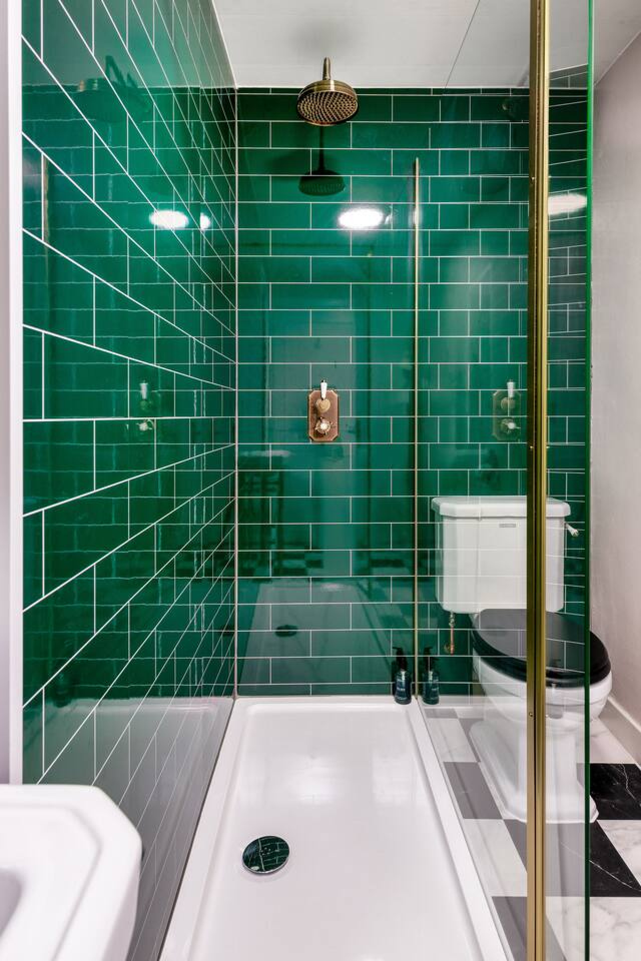 Elegant 3-Bed Flat | Near Free Parking & Hill View in 4C Queen Street. FK8 1HN - Property image 17 - VivreStays