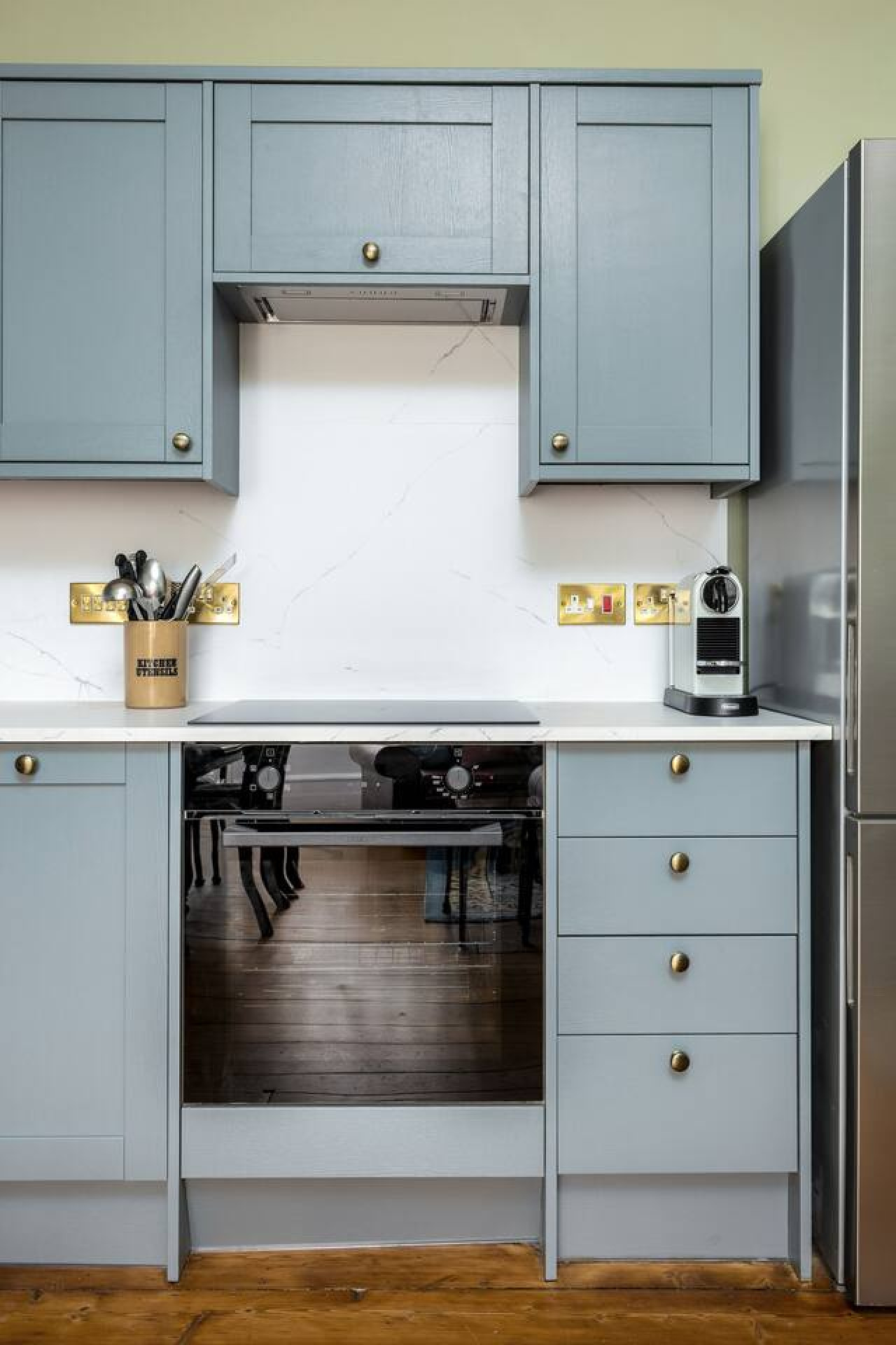 Elegant 3-Bed Flat | Near Free Parking & Hill View in 4C Queen Street. FK8 1HN - Property image 13 - VivreStays