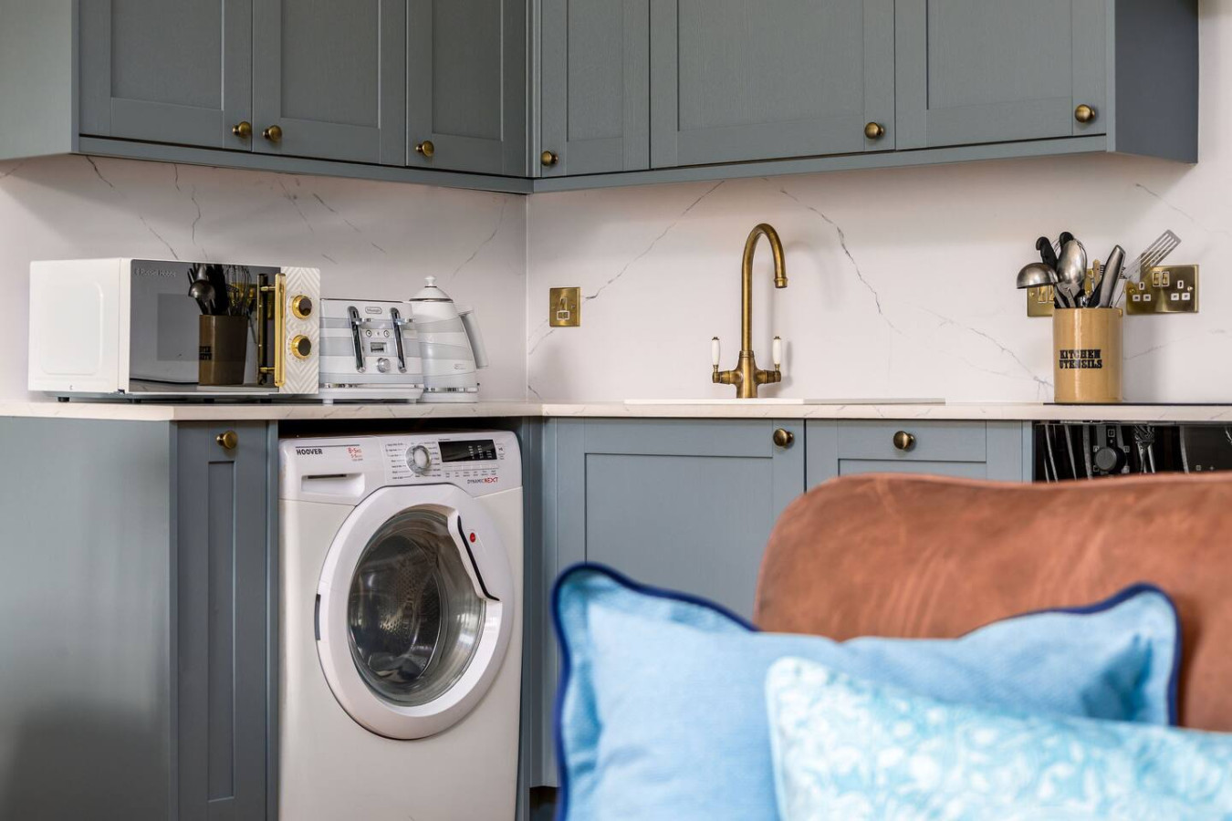 Elegant 3-Bed Flat | Near Free Parking & Hill View in 4C Queen Street. FK8 1HN - Property image 14 - VivreStays