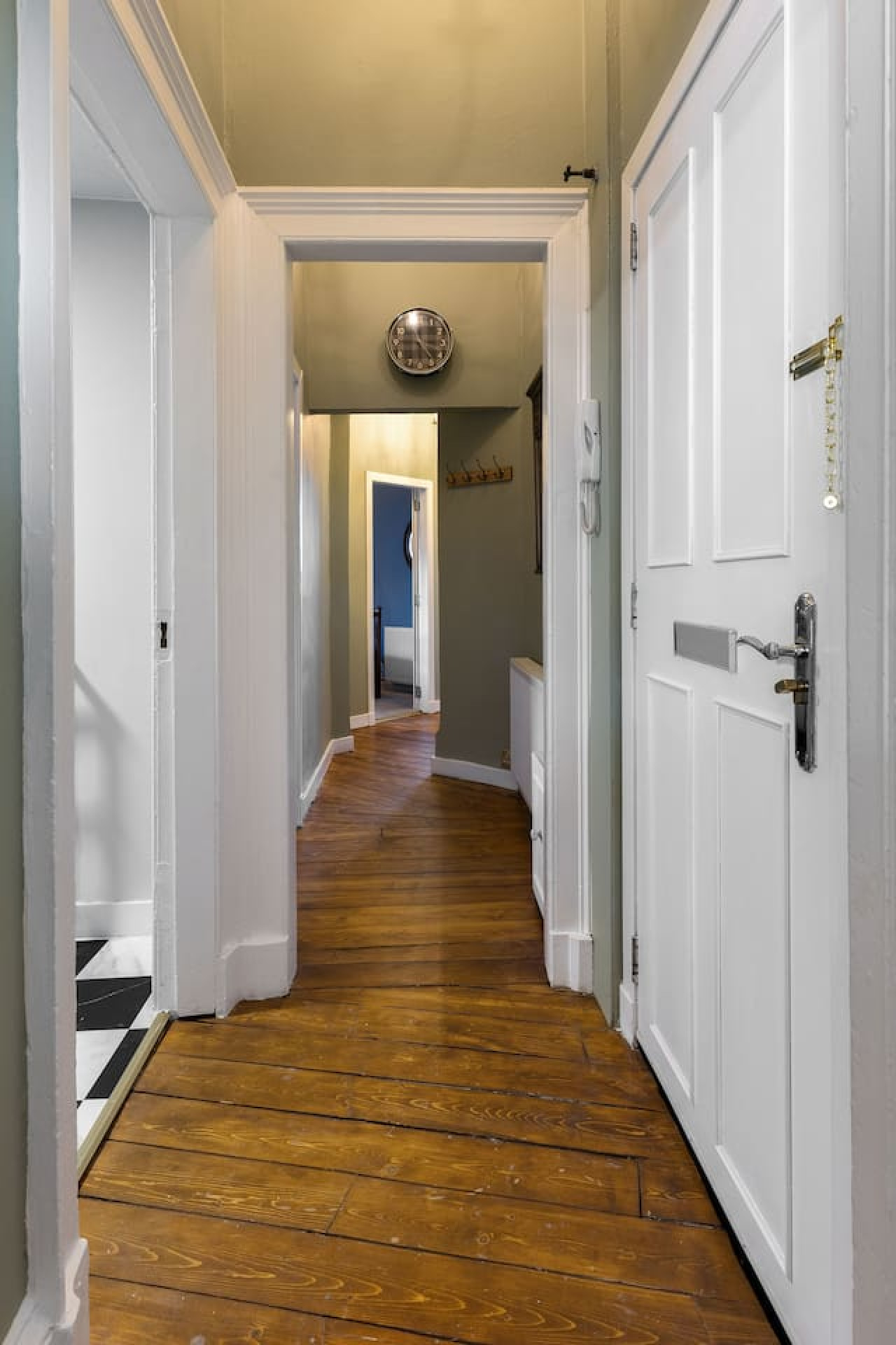 Elegant 3-Bed Flat | Near Free Parking & Hill View in 4C Queen Street. FK8 1HN - Property image 37 - VivreStays