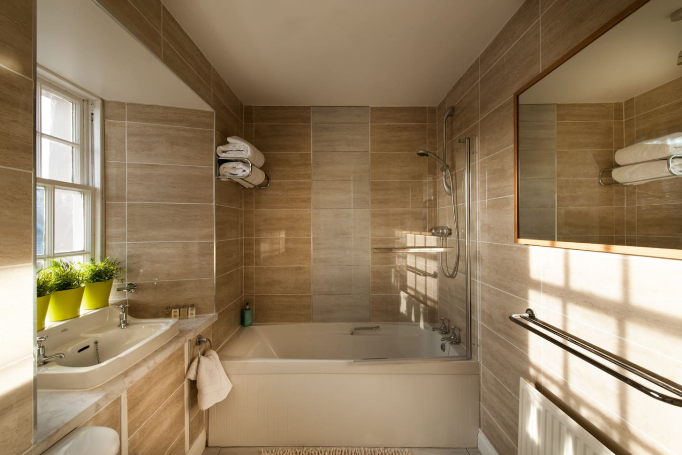 Thornhill House - Historic 5 bed 5 ensuite in 29 Main Street, Thornhill - Property image 18 - VivreStays