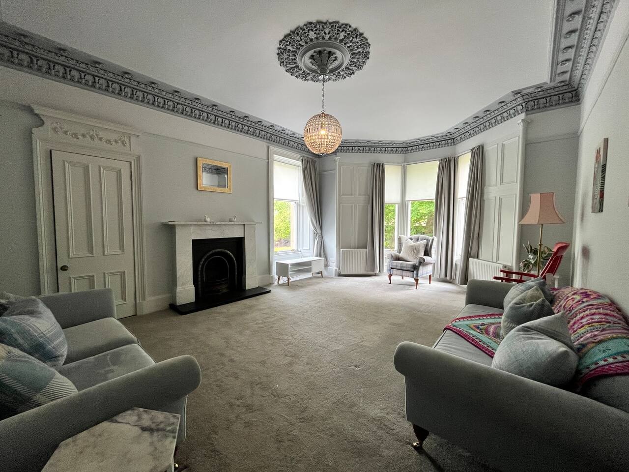 The Central Glasgow Villa in 319 Albert Drive - Property image 2 - VivreStays