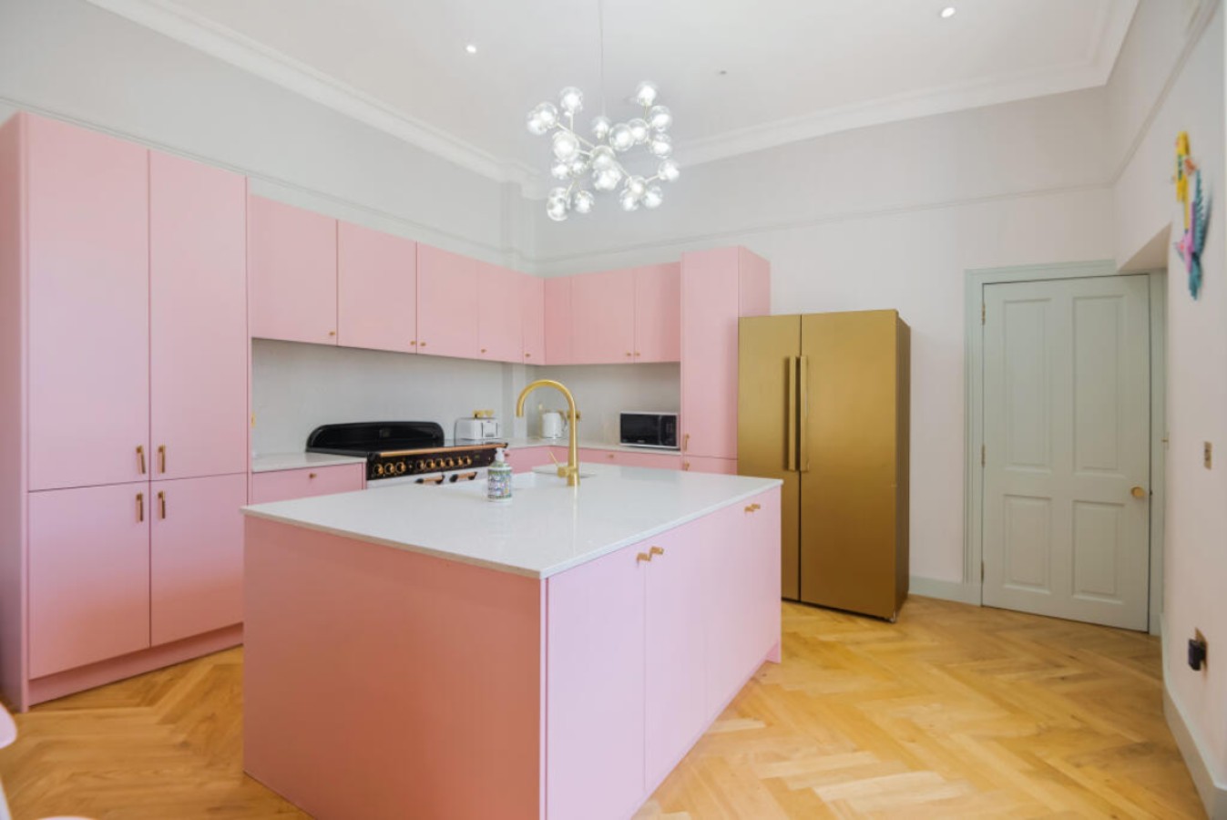 The Central Glasgow Villa in 319 Albert Drive - Property image 104 - VivreStays