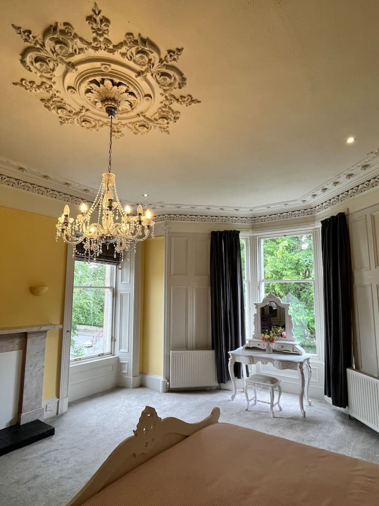 The Central Glasgow Villa in 319 Albert Drive - Property image 3 - VivreStays