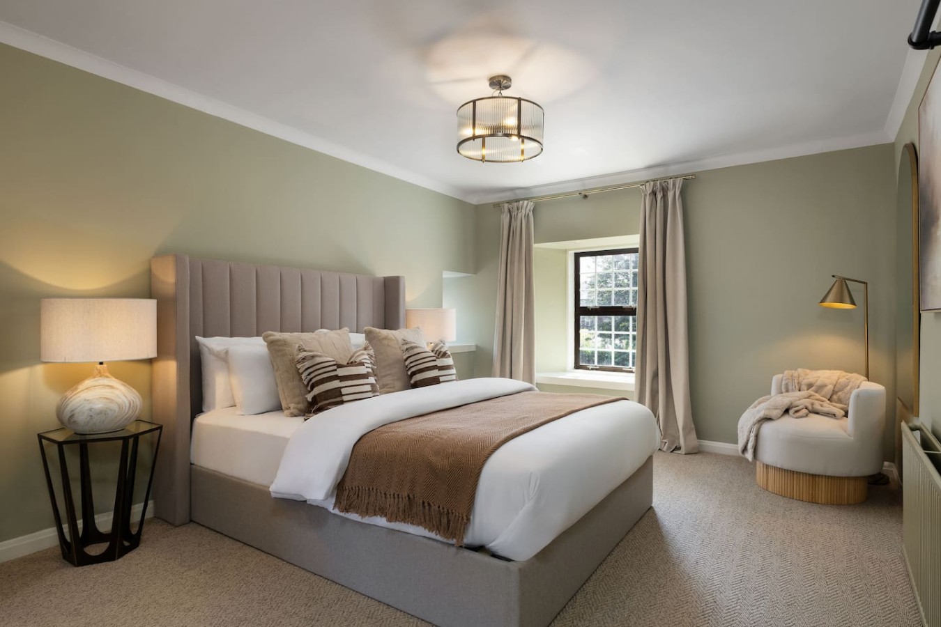 The Tavern | Private Pub & Luxury Group Retreat in Main St, Buchlyvie, Stirling FK8 3LX, UK - Property image 5 - VivreStays