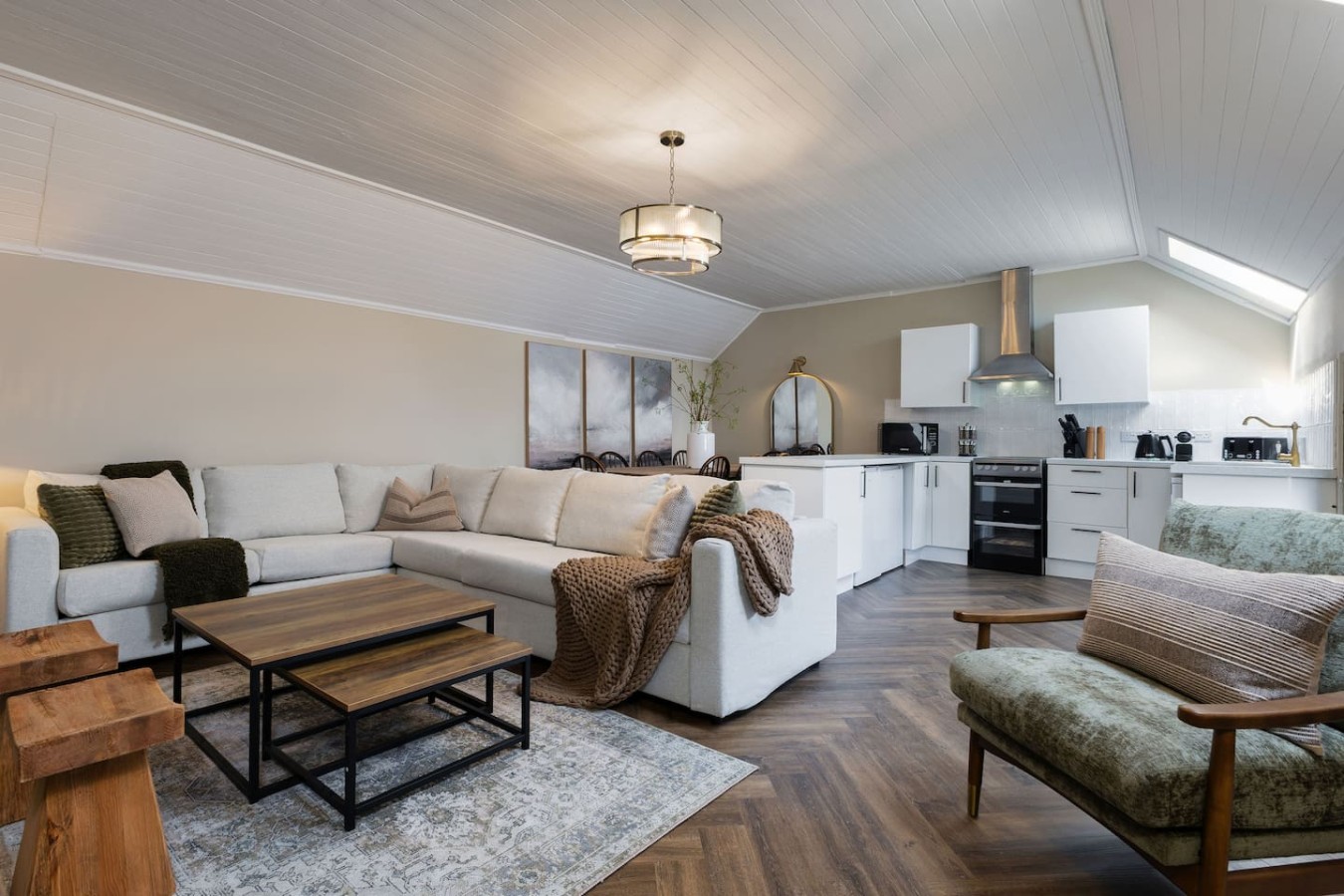 The Tavern | Private Pub & Luxury Group Retreat in Main St, Buchlyvie, Stirling FK8 3LX, UK - Property image 2 - VivreStays