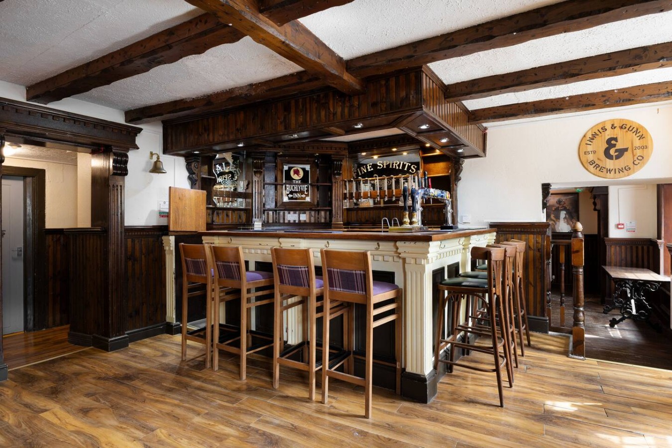 The Tavern | Private Pub & Luxury Group Retreat serviced apartment - Buchlyvie - VivreStays