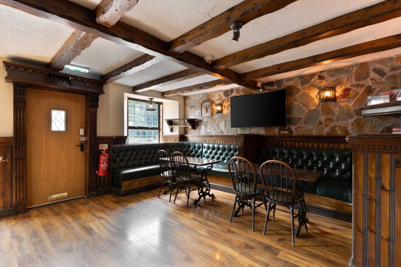 The Tavern | Private Pub & Luxury Group Retreat in Main St, Buchlyvie, Stirling FK8 3LX, UK - Property image 12 - VivreStays