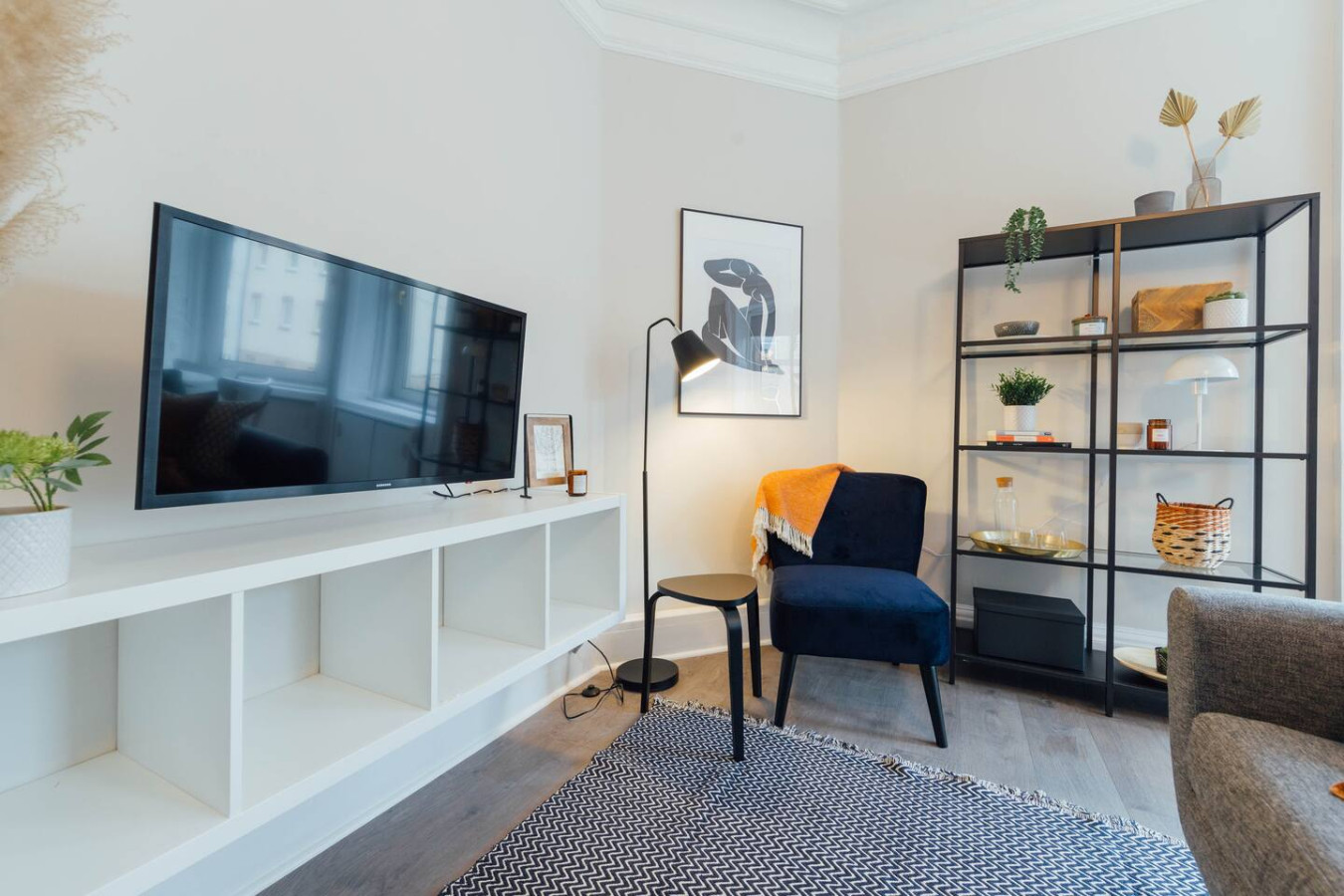 Stylish Stirling Apartment - free parking in 13 Douglas Street B - Property image 3 - VivreStays